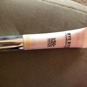 IT Cosmetics Bye Bye Foundation. Light